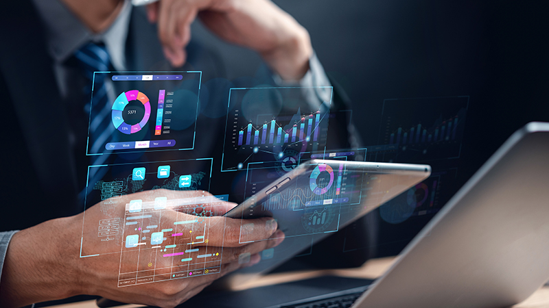 PCのデータを見る男性