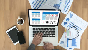 WEBサイトの解析をしている様子の写真