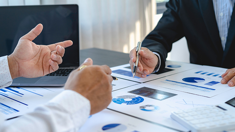 解析したデータを元に検討をする様子の写真