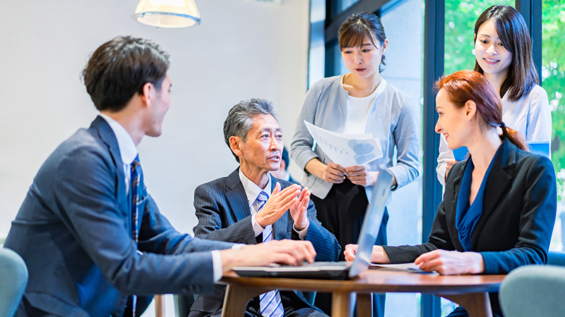 様々な方法で名刺を制作している様子のイラスト