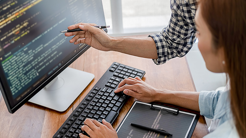 コーディング内容の説明をしている写真