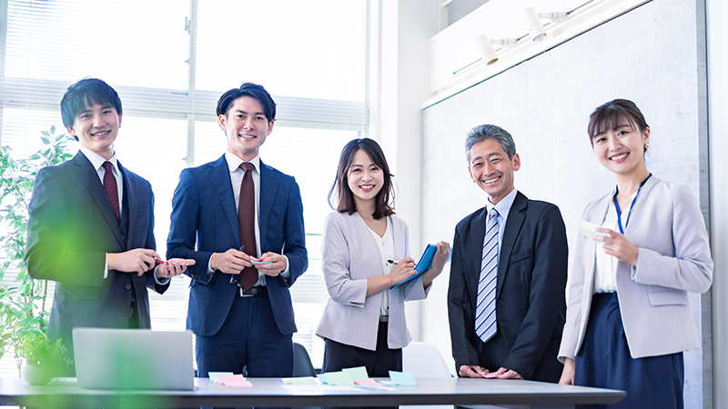 担当者と打ち合わせをする様子の写真