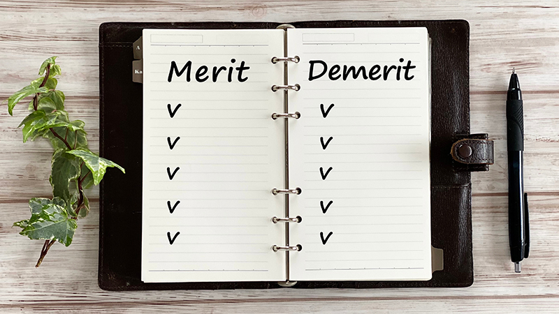 コンテンツマーケティングのメリットとデメリットについて表している写真