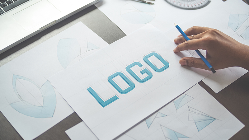 ロゴを制作している様子の写真1