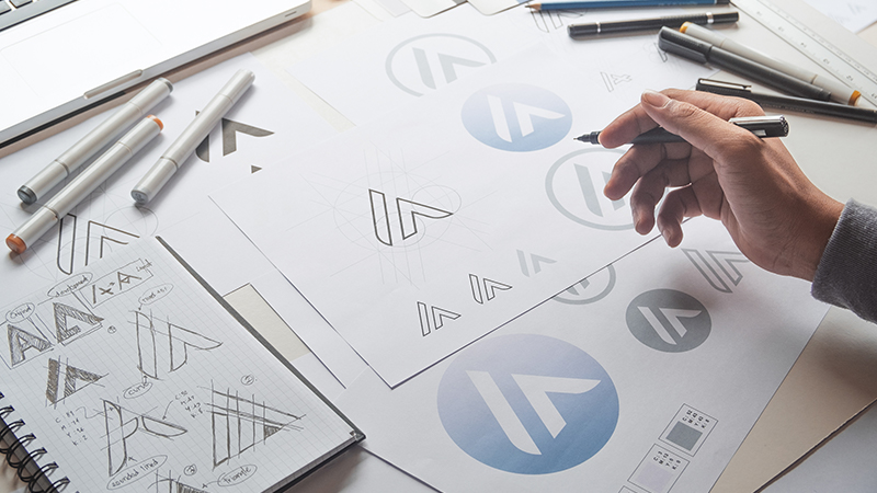 ロゴを制作している様子の写真2