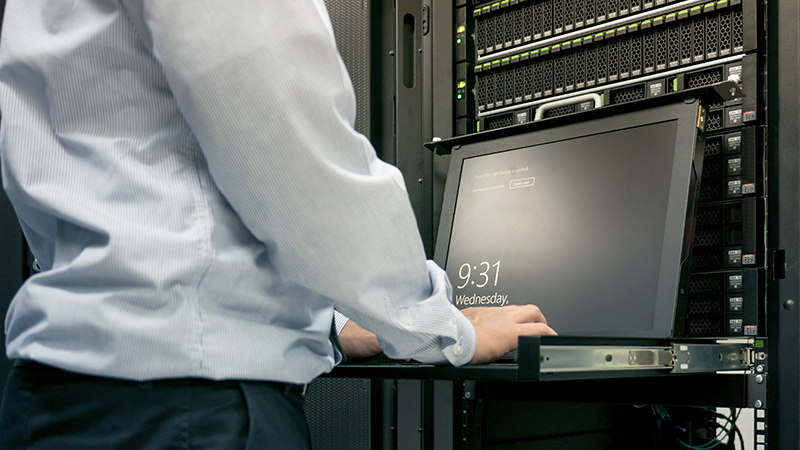 サーバのメンテナンスをしている様子の画像