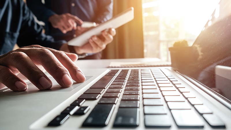 サーバ保守業務をしている様子の写真