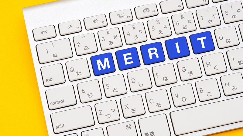 オウンドメディアはメリットが多いことを表す写真