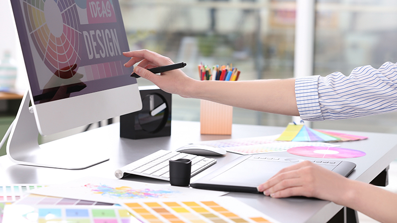 パンフレットを制作している様子の写真