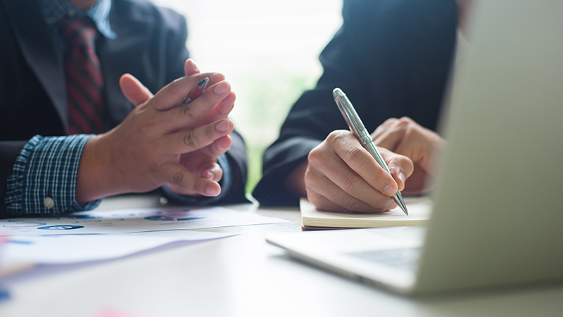 制作会社や開発会社に相談している写真