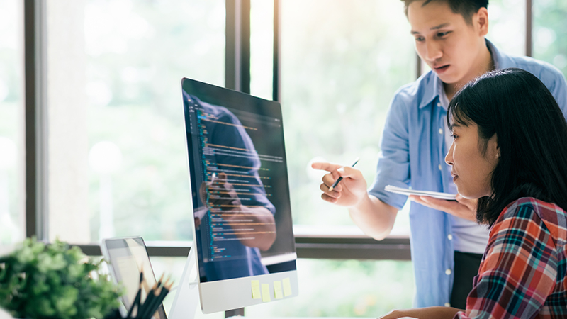 ディレクターの指示に従って開発をしている写真1