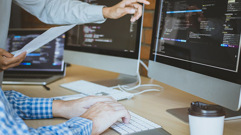 ディレクターの指示に従って開発をしている写真2