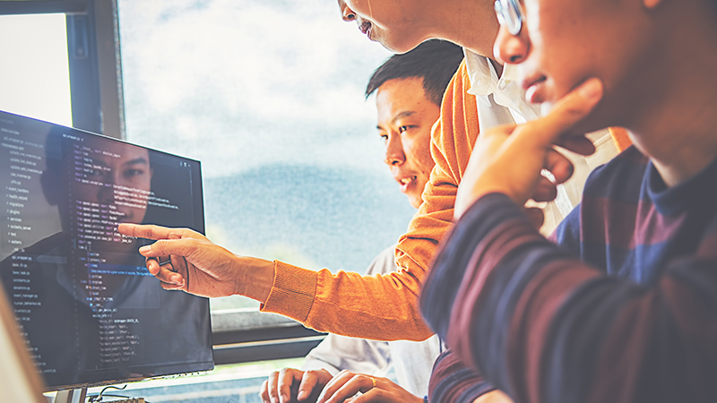 開発担当全員で開発に取り組んでいることを表す写真