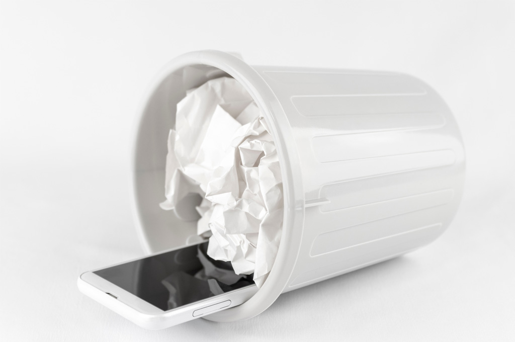 放置されたスマートフォン