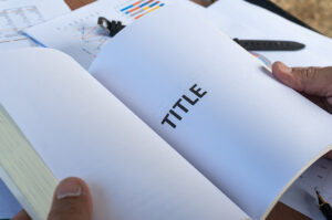 「TITLE」と書かれたノート