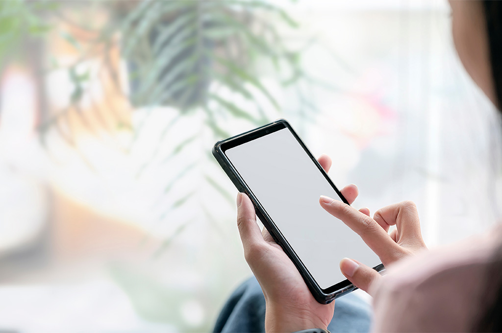 スマートフォンを使う女性